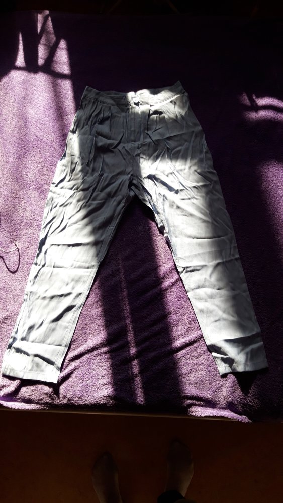 Hochsitzende, hellblaue Stoffhose