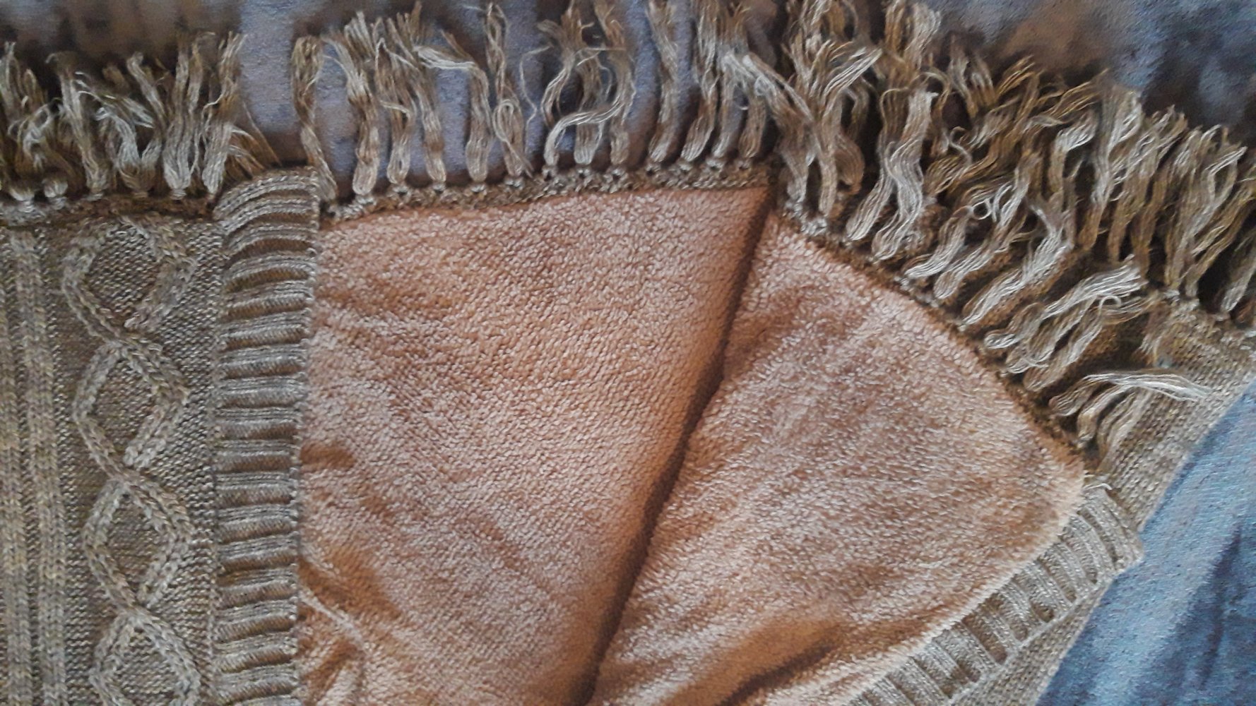 Strickponcho mit Fransen und Teddyfutter