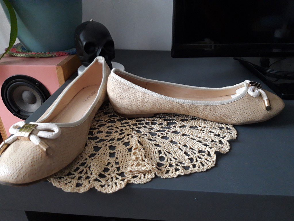 Beigefarbene Ballerinas mit Schleife