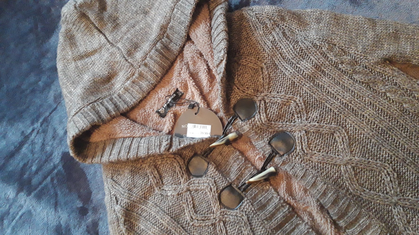 Strickponcho mit Fransen und Teddyfutter