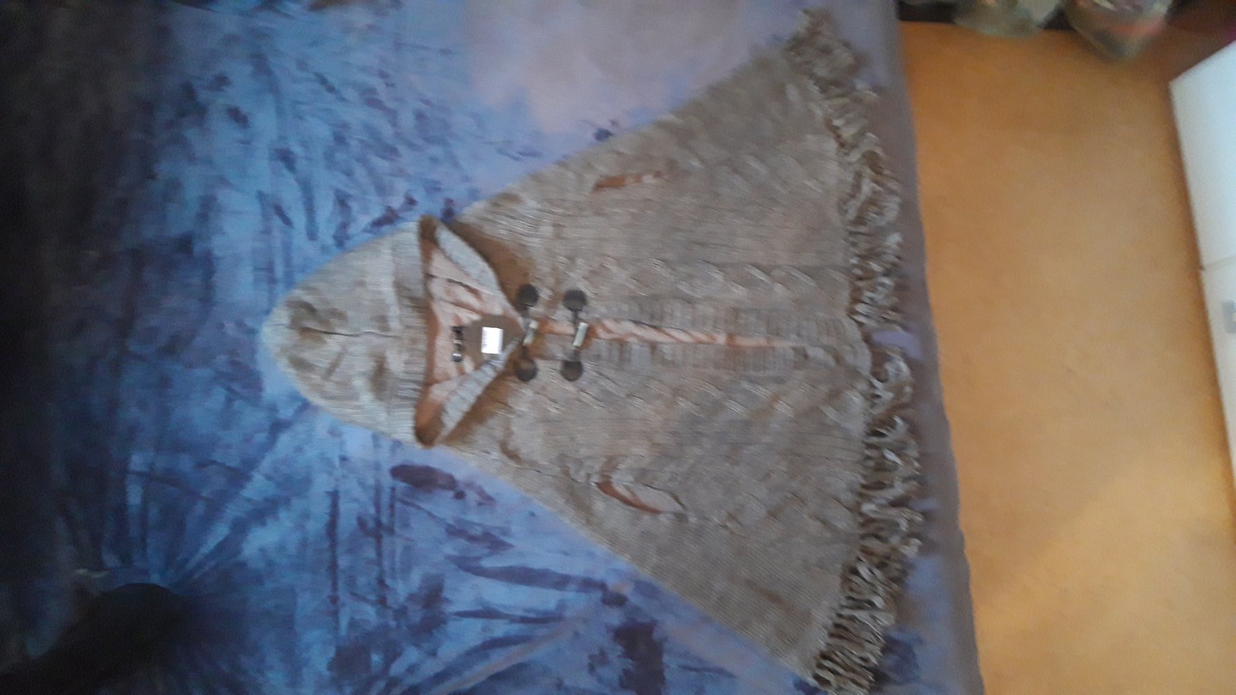 Strickponcho mit Fransen und Teddyfutter