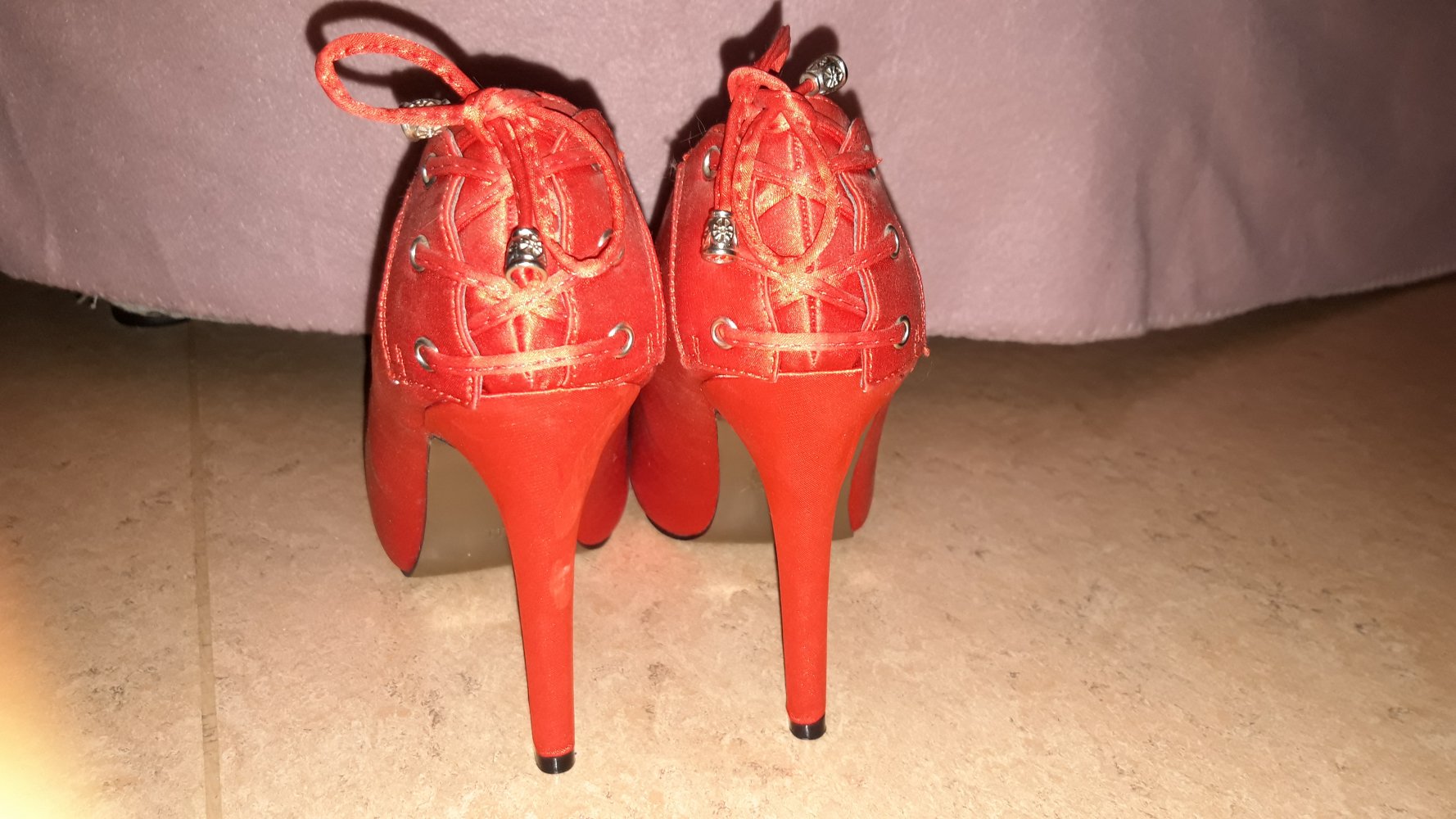 Rote Peeptoe-Pumps