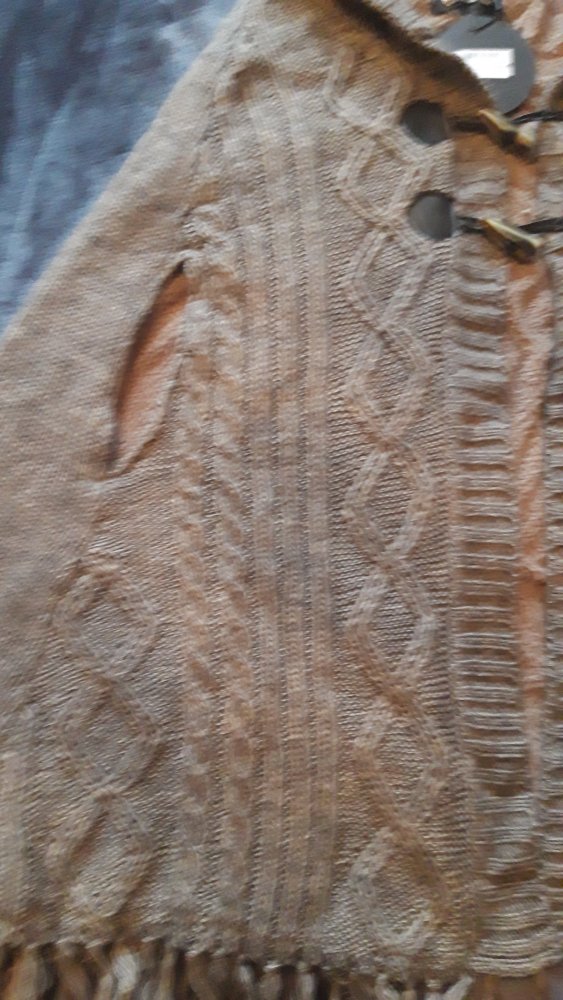 Strickponcho mit Fransen und Teddyfutter