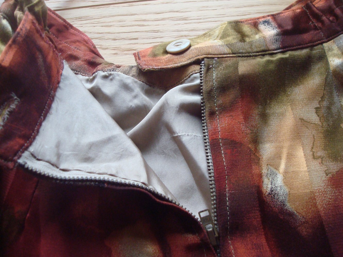 schwingender kurzer Rock mit Blumendruck, handmade