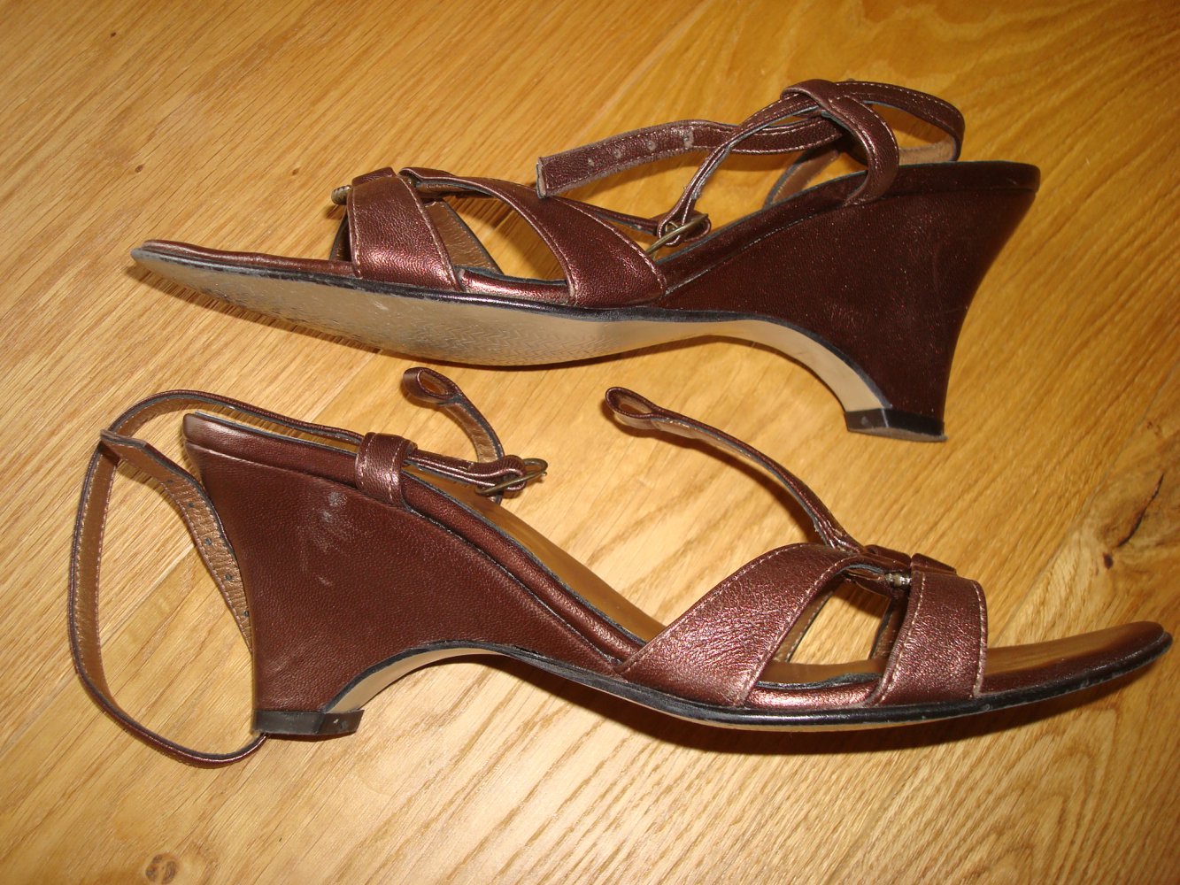 Sandalen in Braun metallic mit Keilabsatz