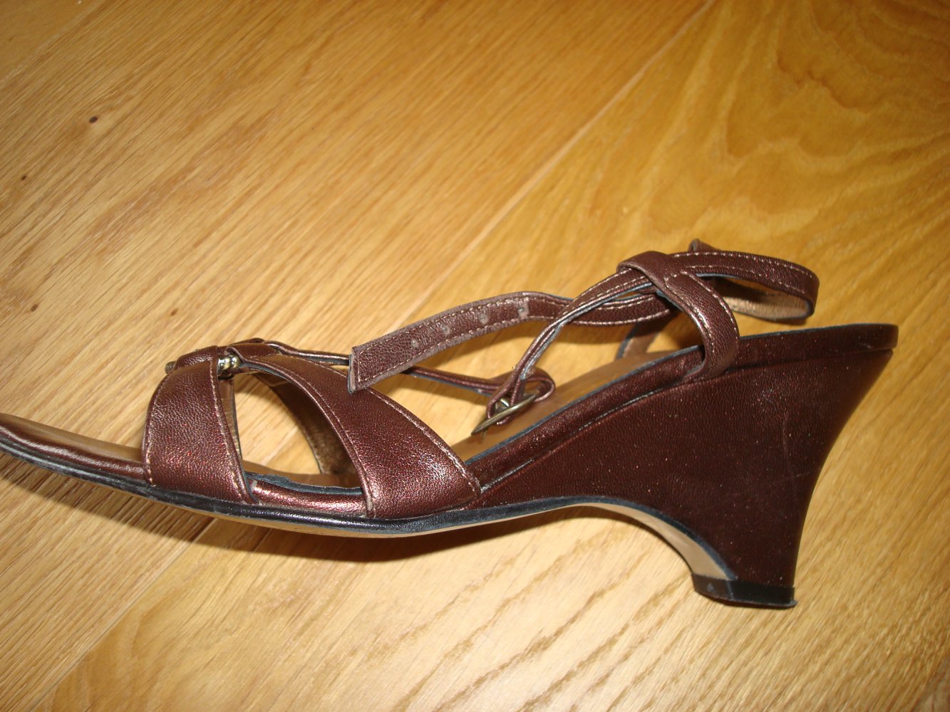 Sandalen in Braun metallic mit Keilabsatz