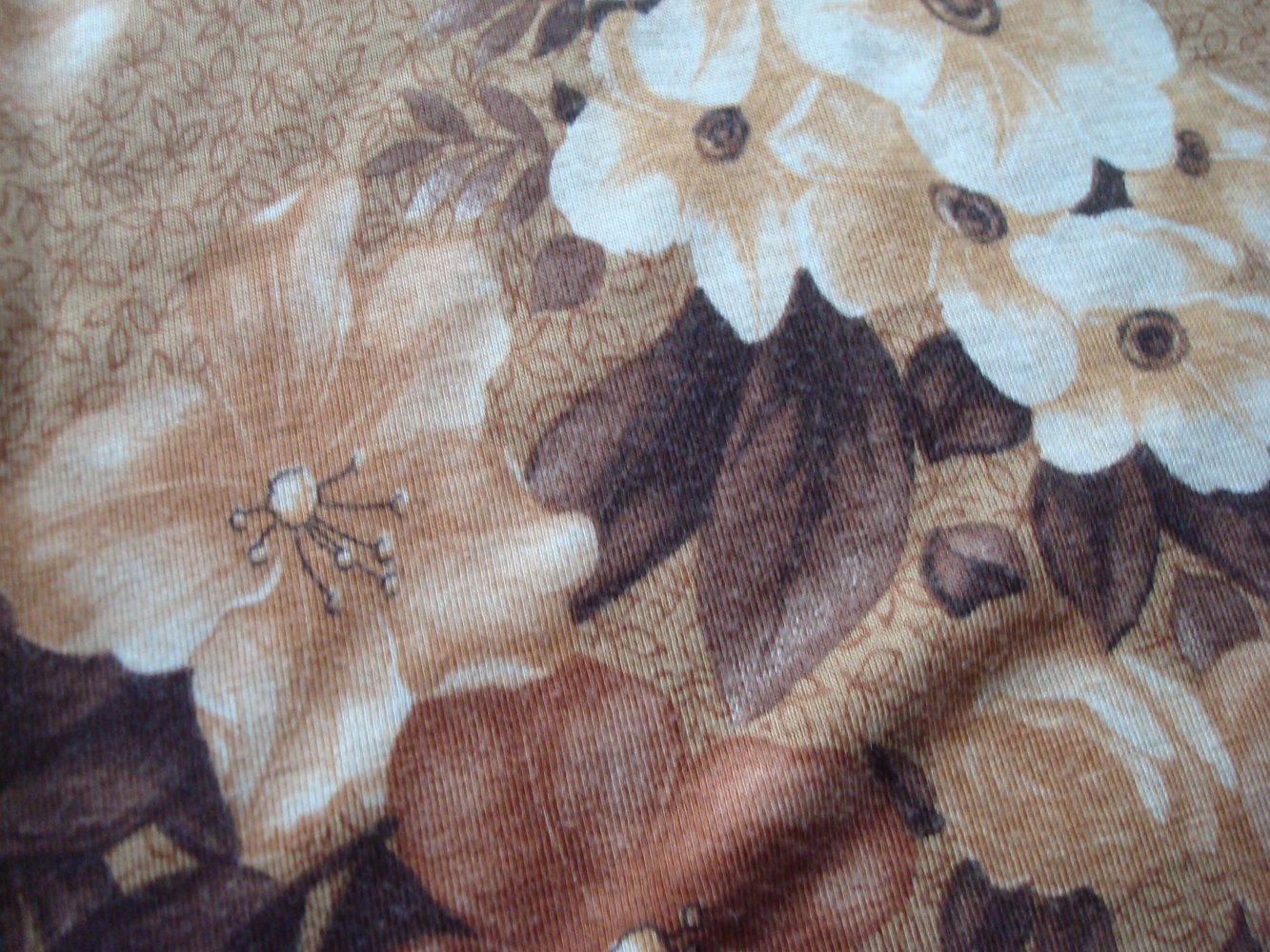 tolles figurbetonendes Sommerkleid mit Blumendruck