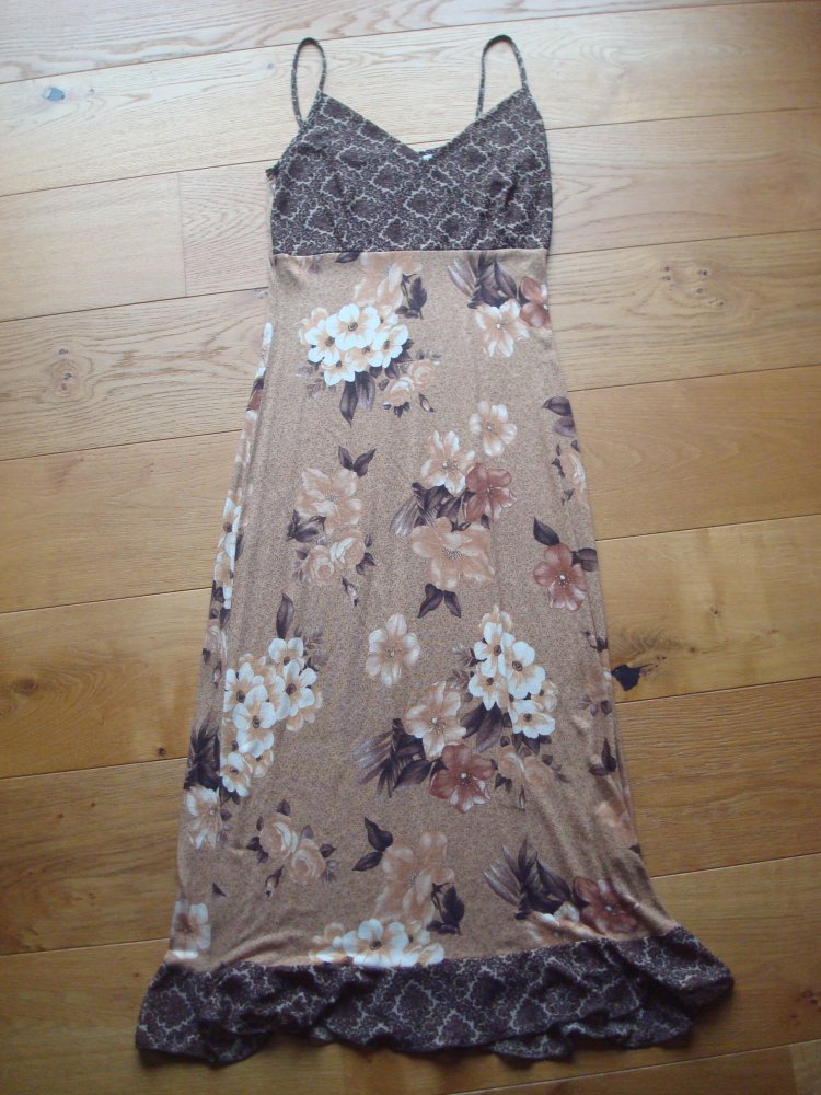 tolles figurbetonendes Sommerkleid mit Blumendruck