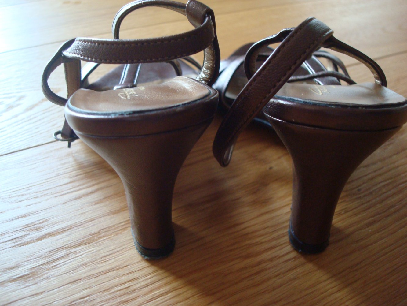 Sandalen in Braun metallic mit Keilabsatz