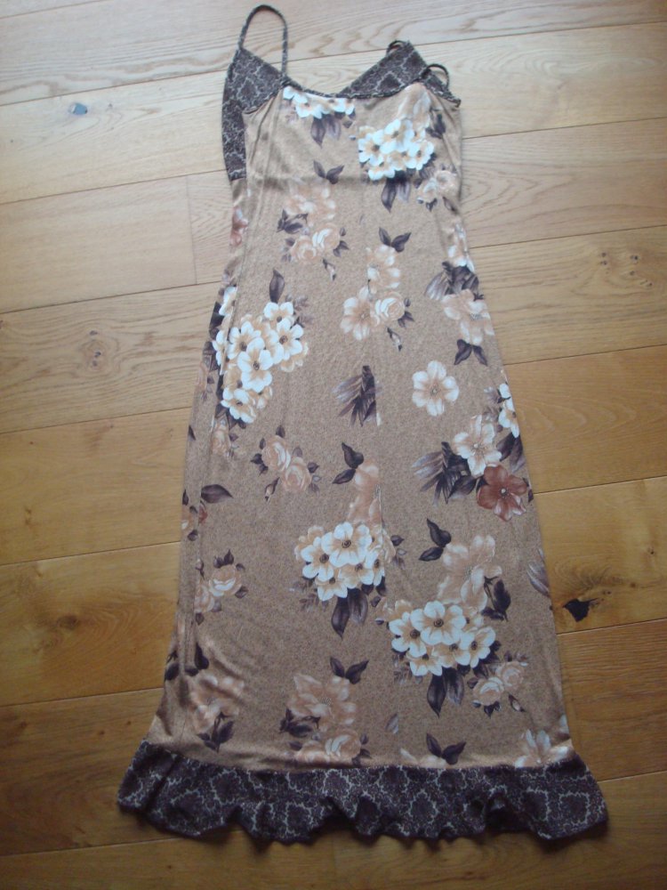 tolles figurbetonendes Sommerkleid mit Blumendruck