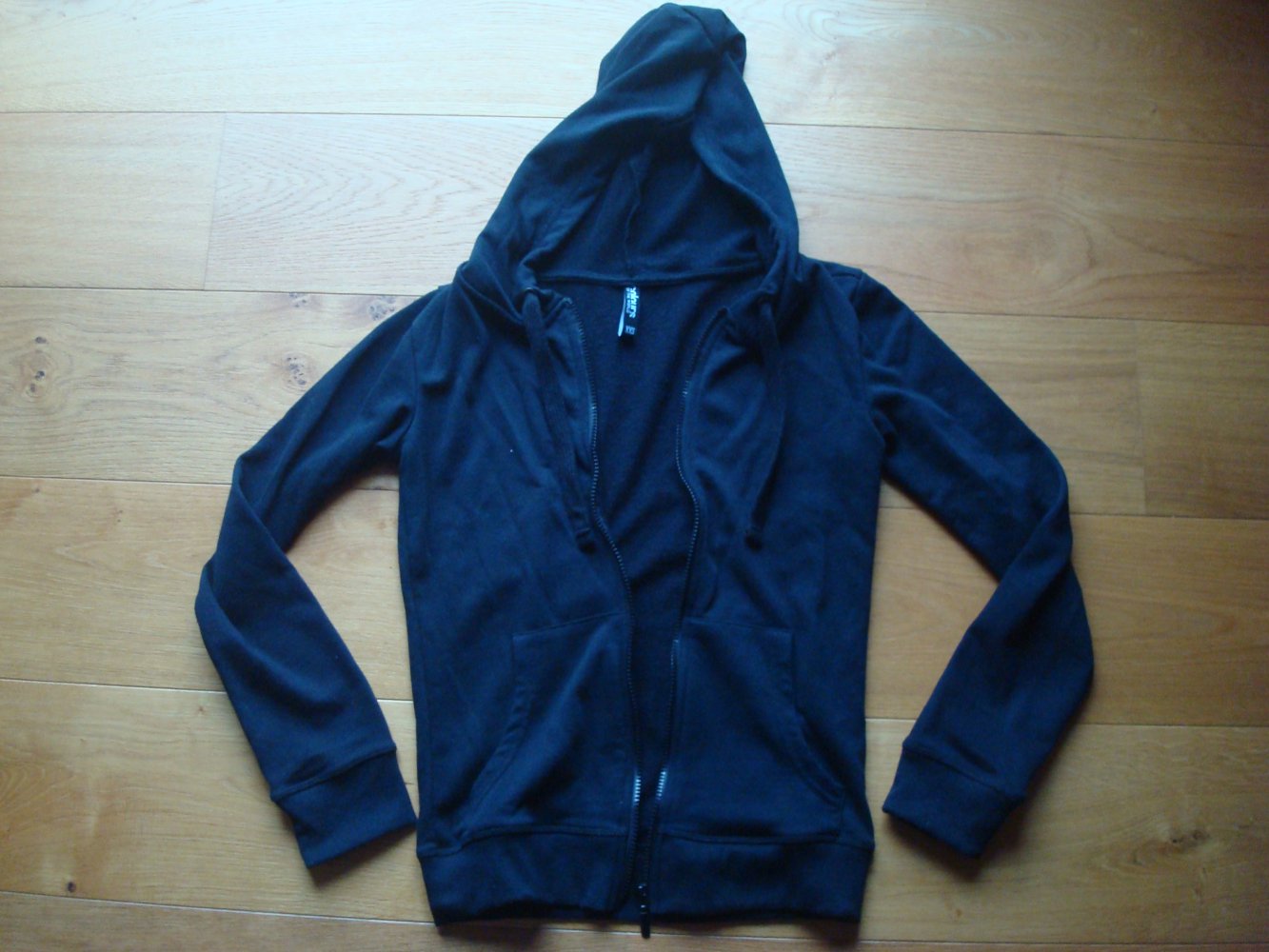 schwarze Strickjacke, Cardigan mit Kapuze und Reißverschluss