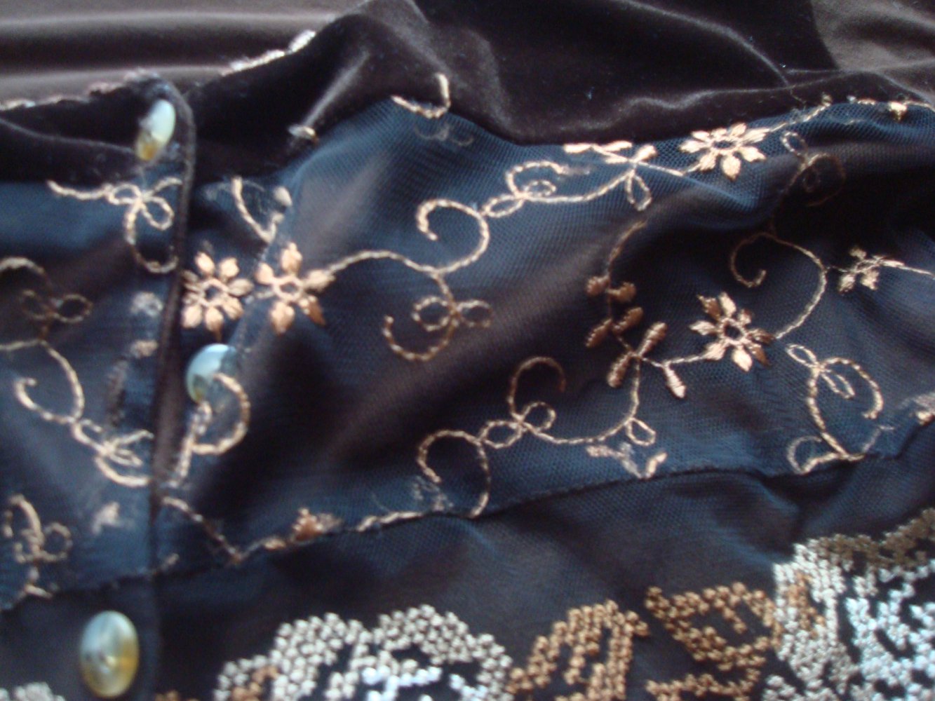 toller Cardigan, Bluse mit Spitze und Samt