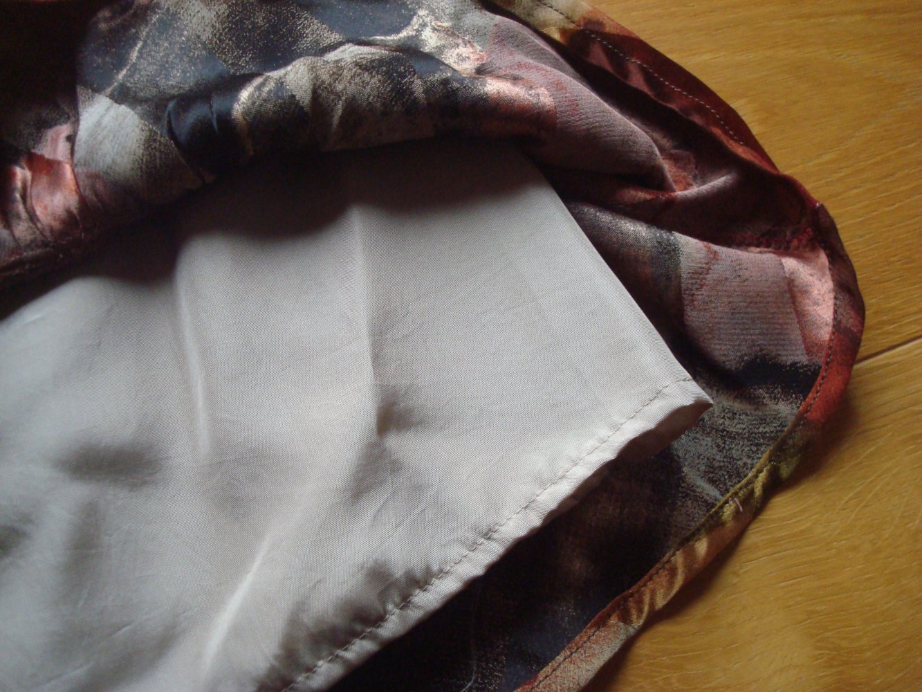 schwingender kurzer Rock mit Blumendruck, handmade