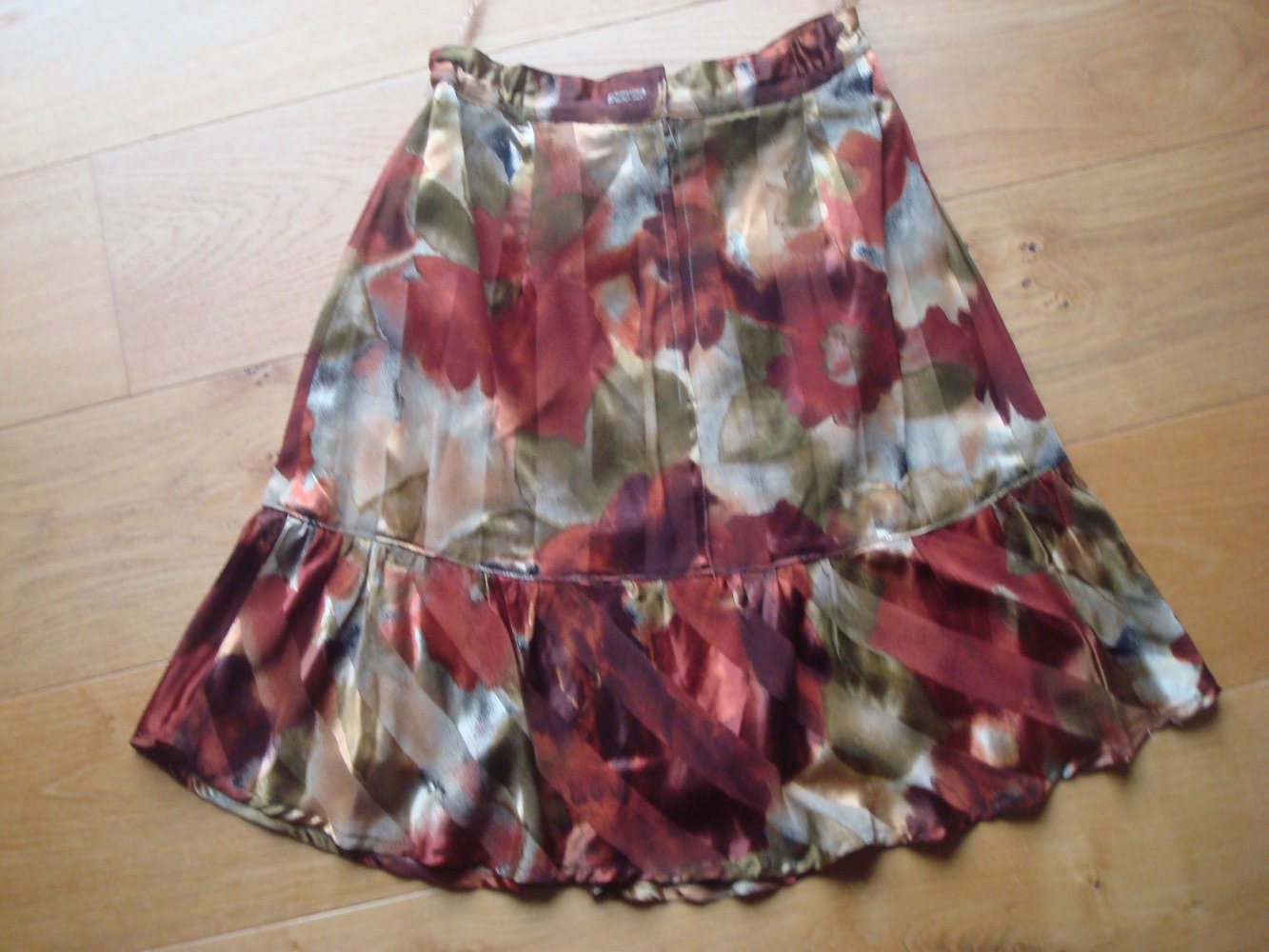 schwingender kurzer Rock mit Blumendruck, handmade