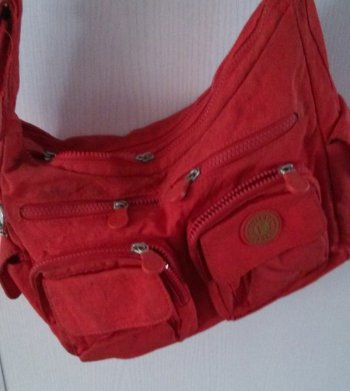 Rote Handtasche mit verstellbarem Schultergurt 