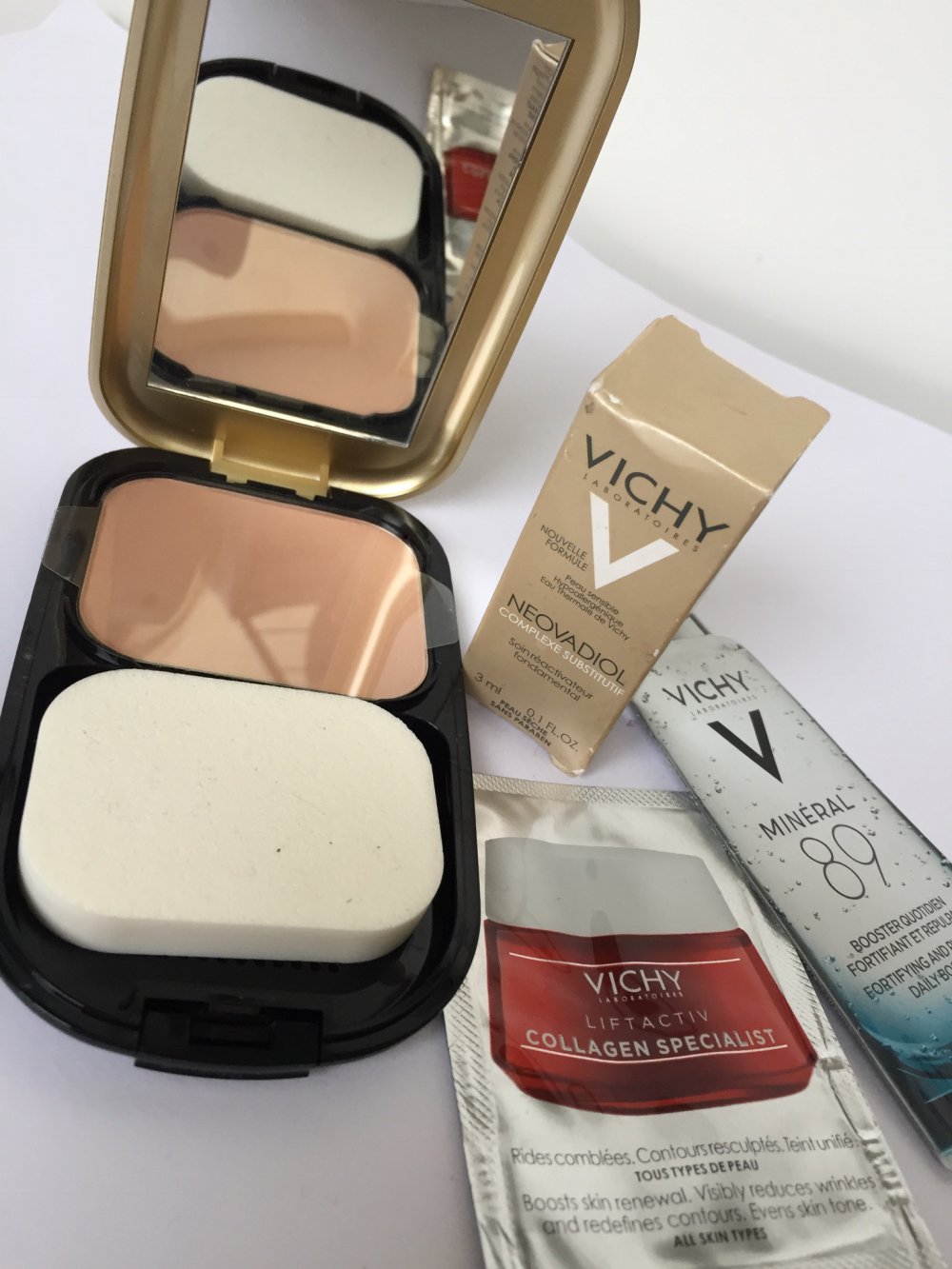 Facefinity Compact Make-up Foundation + gratis Vichy  Produkte