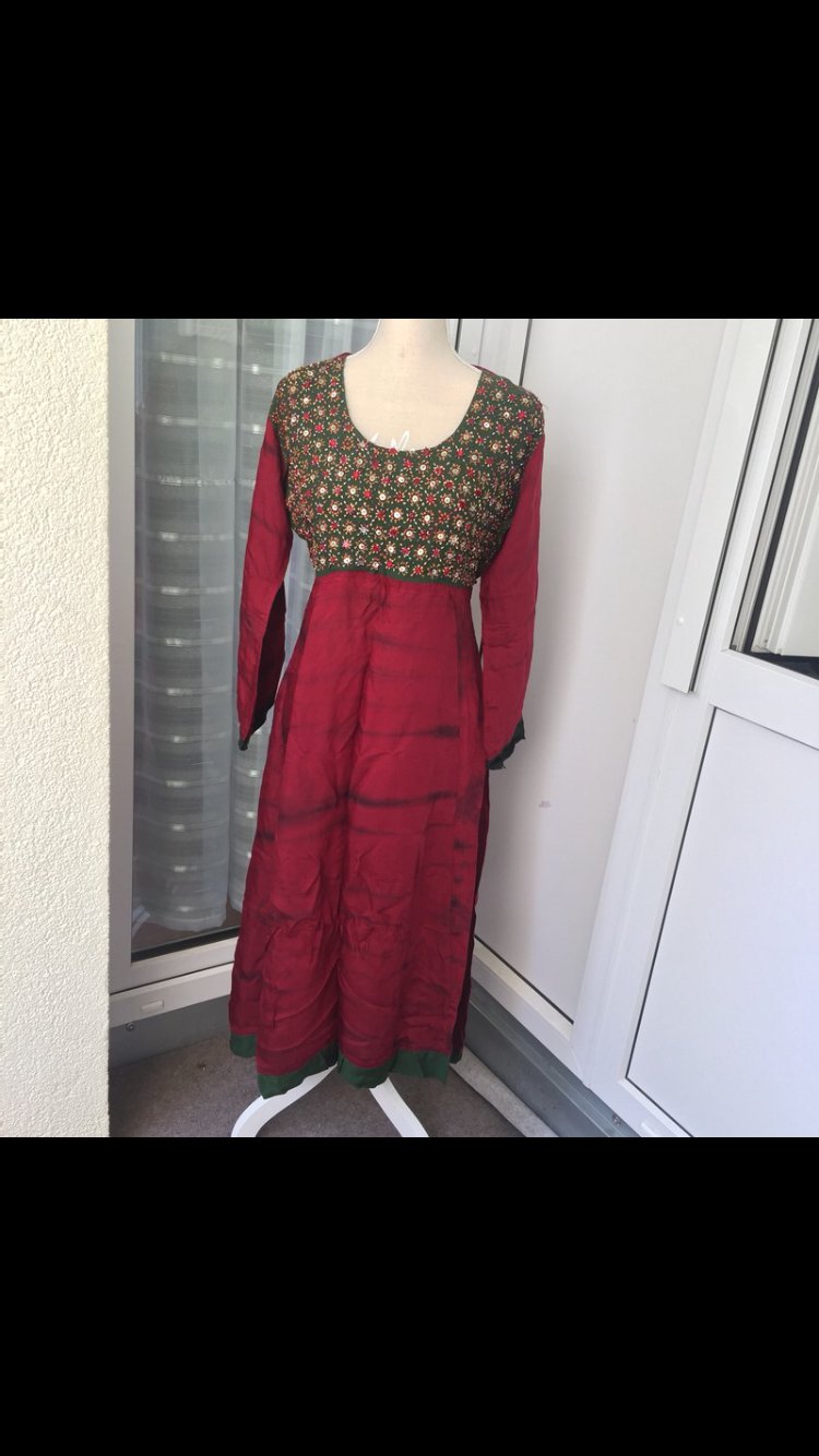 Wunderschönes Rot grünes Kleid inklusive stoffhose