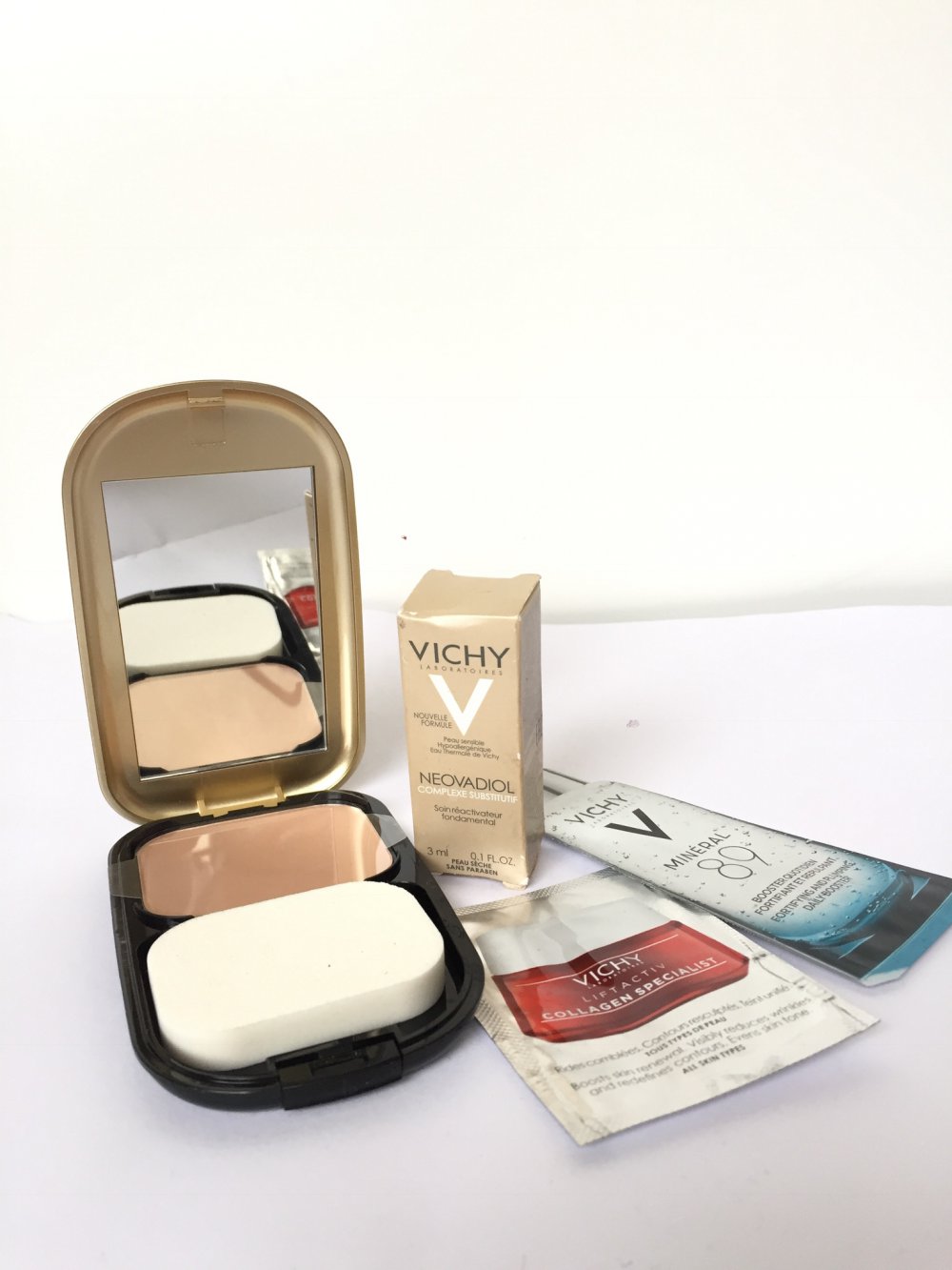 Facefinity Compact Make-up Foundation + gratis Vichy  Produkte