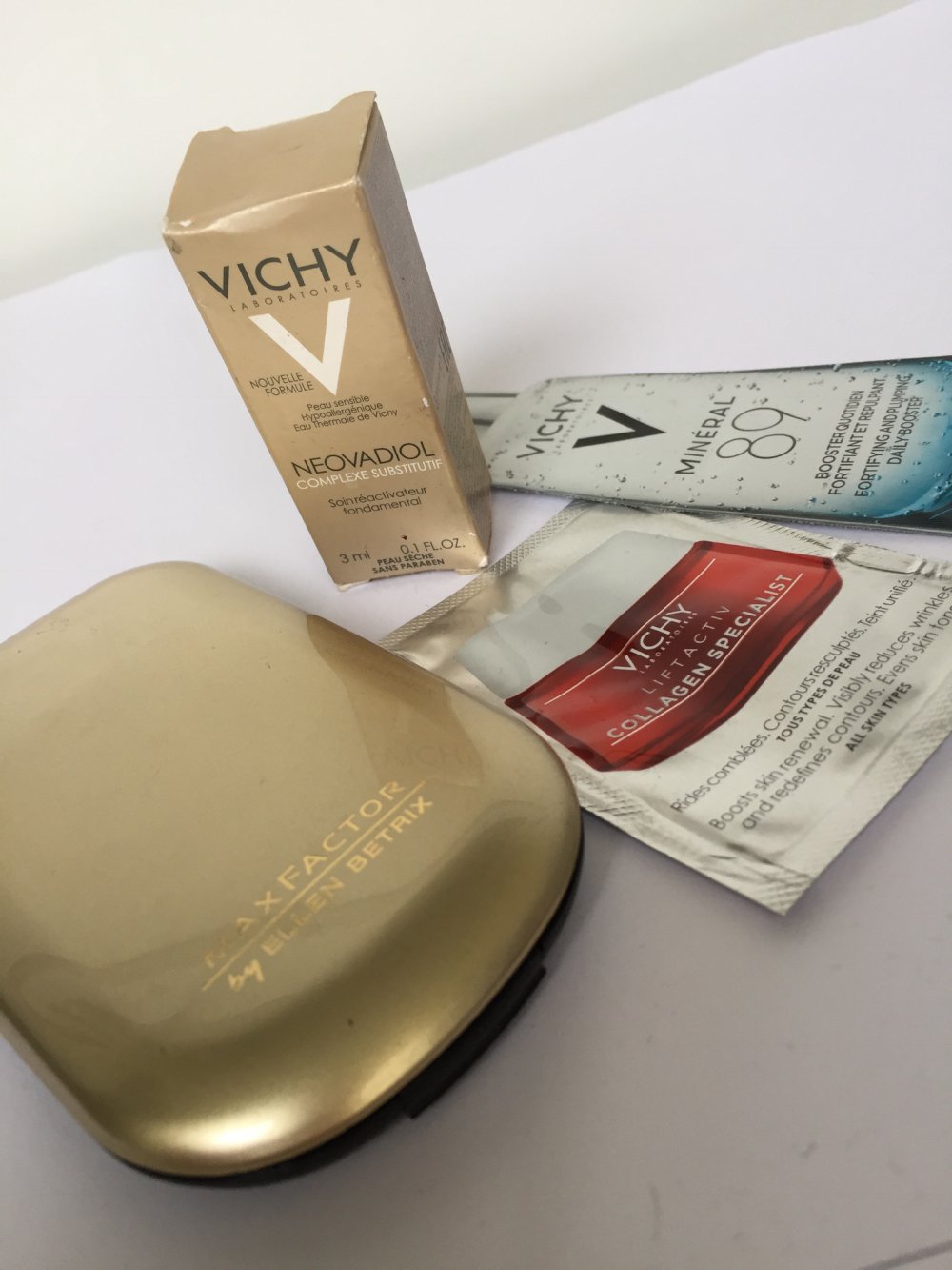 Facefinity Compact Make-up Foundation + gratis Vichy  Produkte