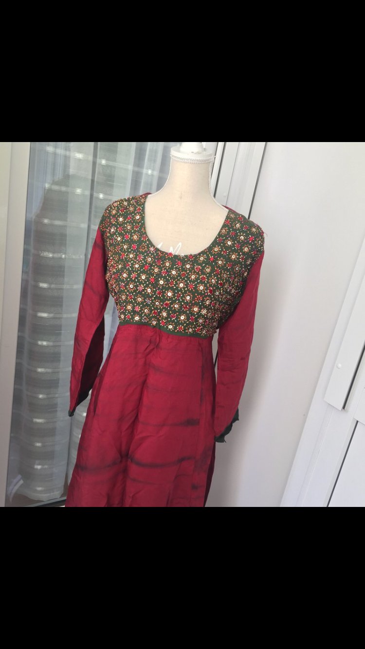 Wunderschönes Rot grünes Kleid inklusive stoffhose