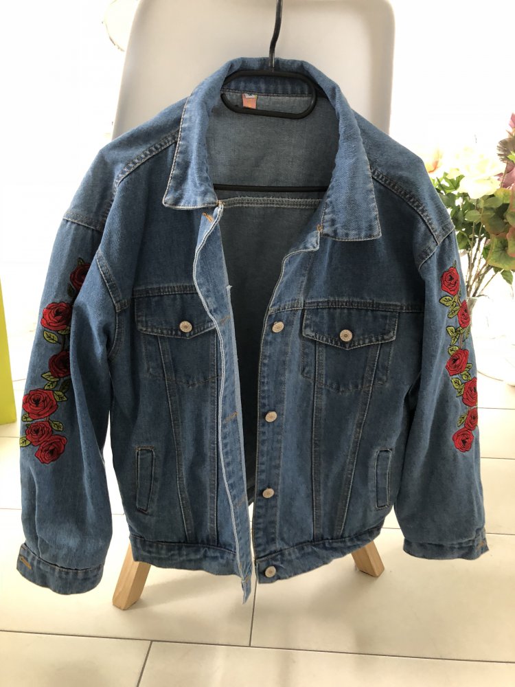 Jeansjacke mit Rosen