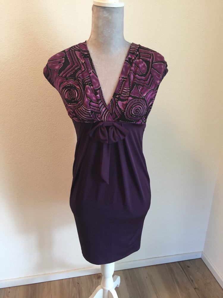 Neu Lila Kleid Mit Details Beim Dekollete Kleiderkorb De