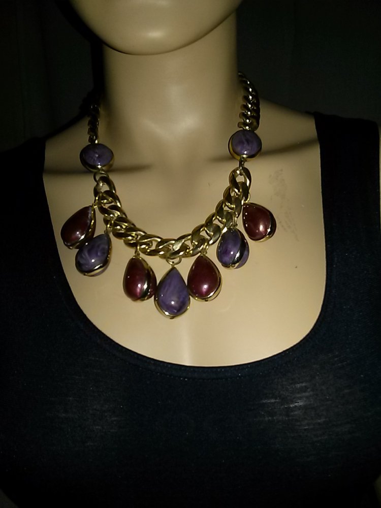 Modeschmuck Kette mit Anhängern in Tropfenform (lila/aubergine) 