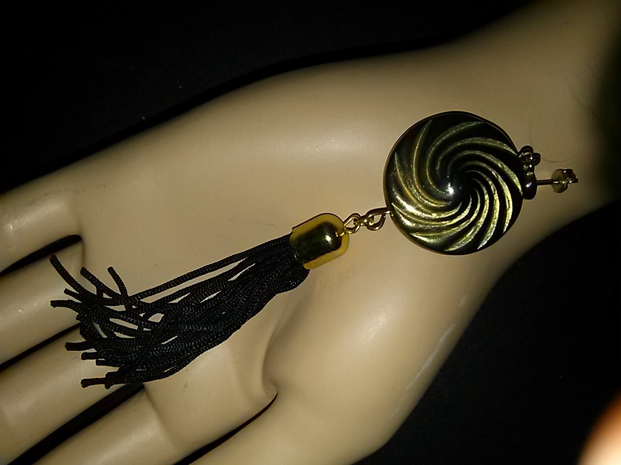 Modeschmuck-Ohrringe goldfarben mit schwarzem Fadenanhänger