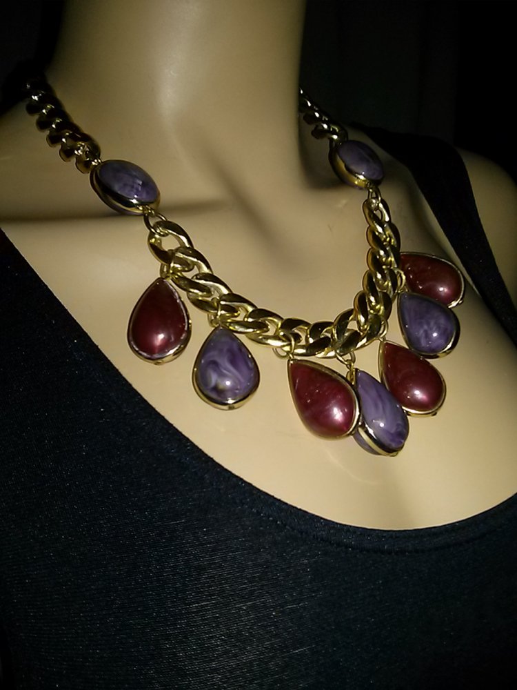 Modeschmuck Kette mit Anhängern in Tropfenform (lila/aubergine) 