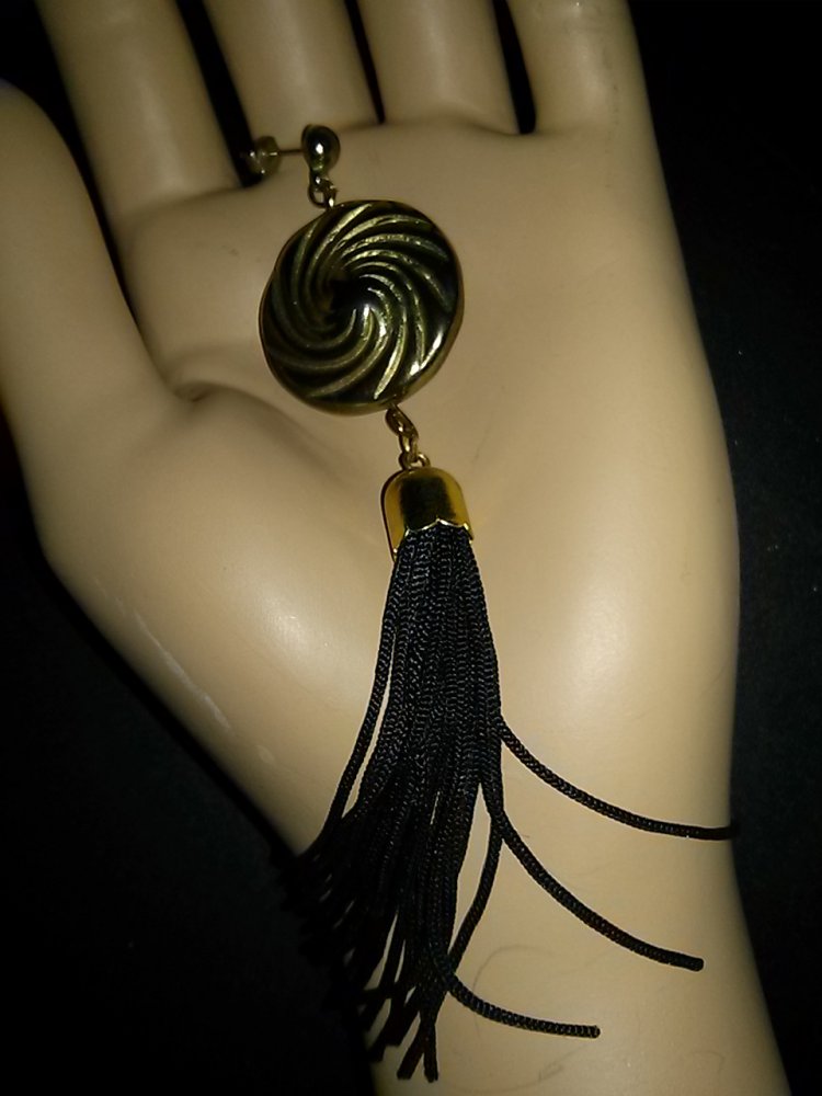 Modeschmuck-Ohrringe goldfarben mit schwarzem Fadenanhänger