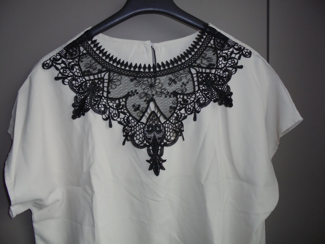 Neu: Damen Blusenshirt creme mit schwarze Spitze Gr. XL