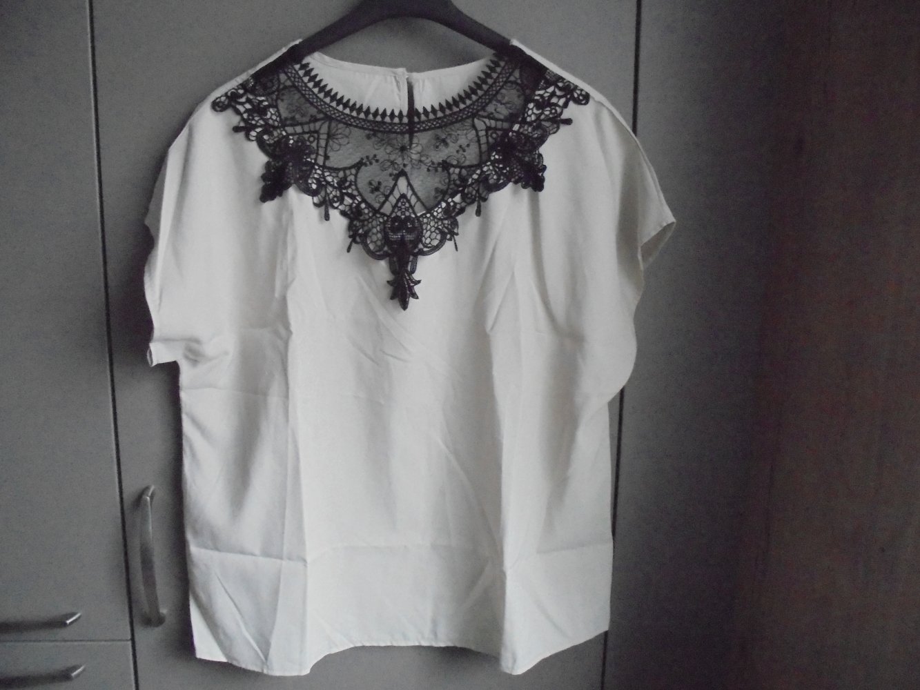 Neu: Damen Blusenshirt creme mit schwarze Spitze Gr. XL