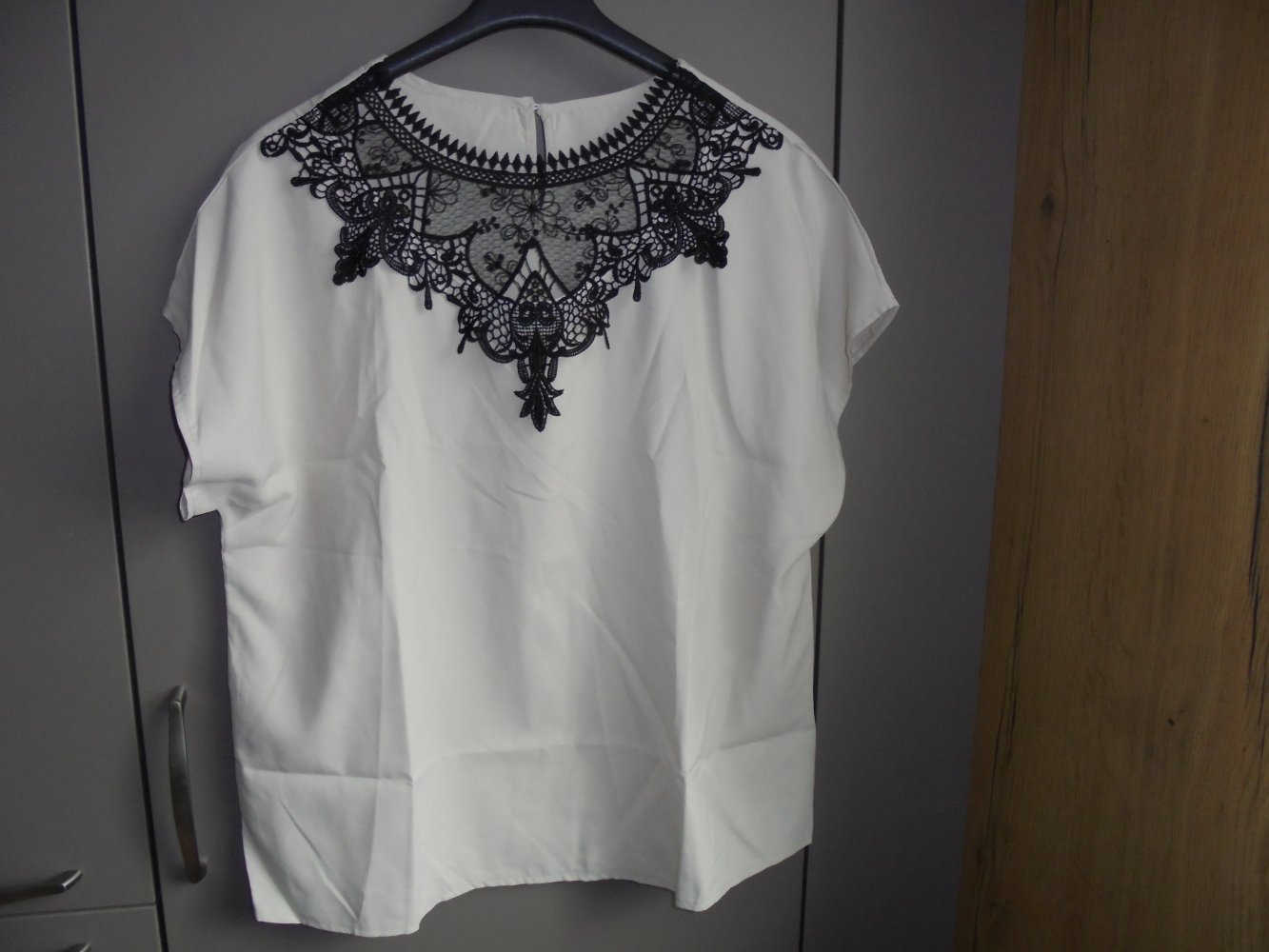 Neu: Damen Blusenshirt creme mit schwarze Spitze Gr. XL