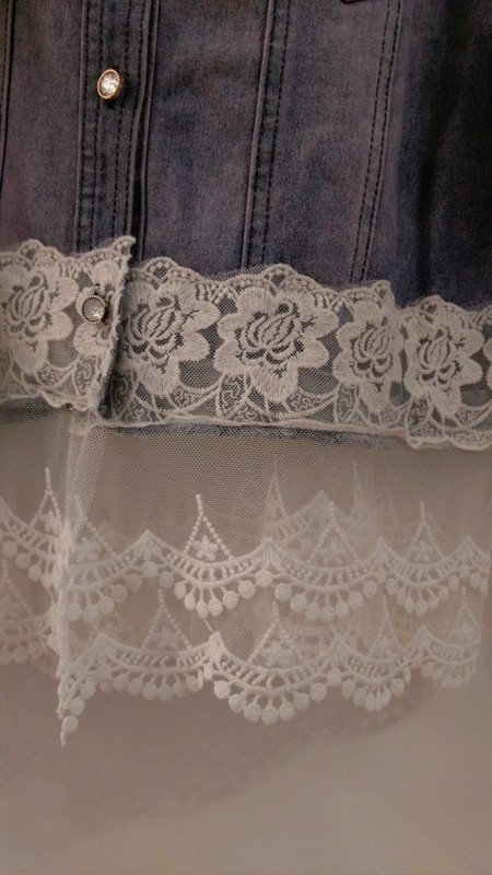 süße Jeansjacke mit Spitze und Perlen