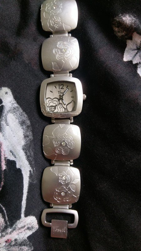 silberne fossil Uhr mit Steinchen und Blumenranken