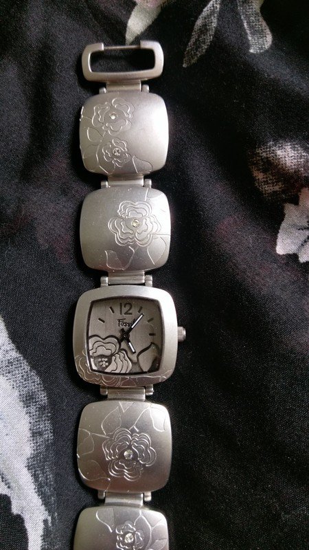 silberne fossil Uhr mit Steinchen und Blumenranken