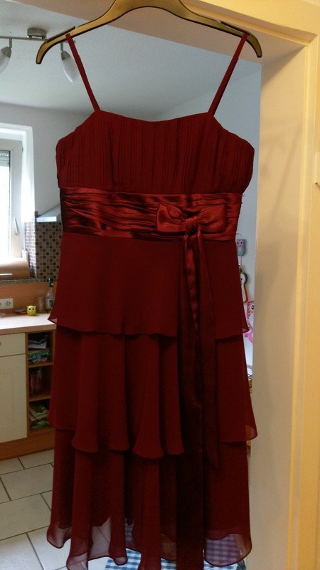 bordeaux-farbenes elegantes Kleid