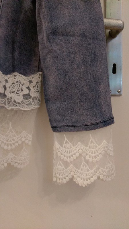 süße Jeansjacke mit Spitze und Perlen