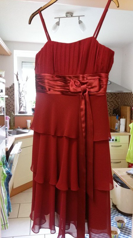 bordeaux-farbenes elegantes Kleid