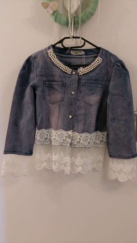 süße Jeansjacke mit Spitze und Perlen