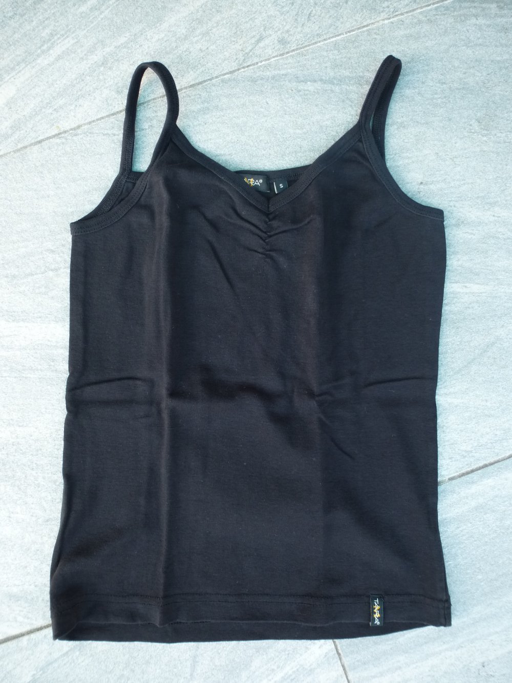 schwarzes Top mit Spaghettiträgern