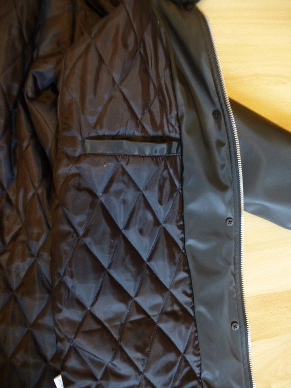 schwarze Winterjacke mit Kuntspelzkragen