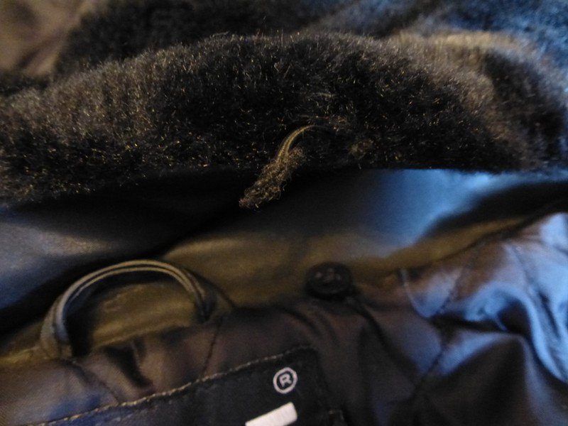 schwarze Winterjacke mit Kuntspelzkragen