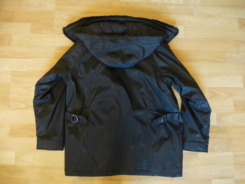 schwarze Winterjacke mit Kuntspelzkragen