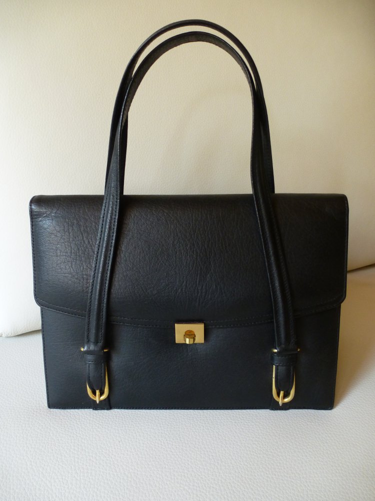 schwarze Handtasche mit kurzem Hänkel