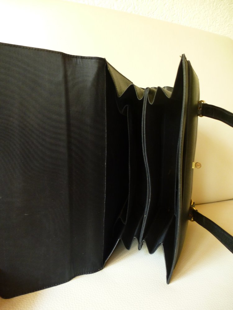schwarze Handtasche mit kurzem Hänkel