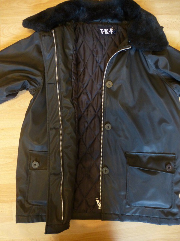 schwarze Winterjacke mit Kuntspelzkragen