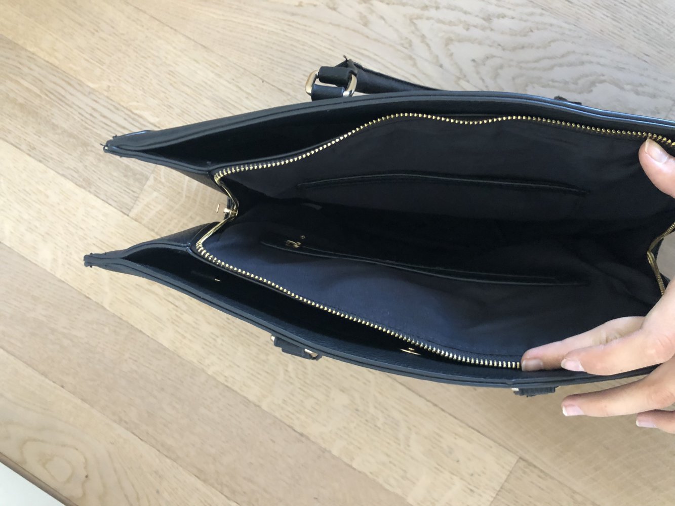 Handtasche schwarz mit goldenem Reissverschluss