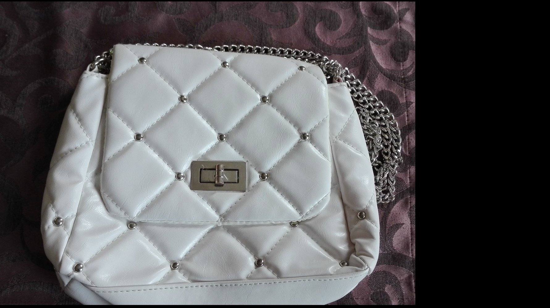 kleine weiße Stepptasche mit Kettenhenkel