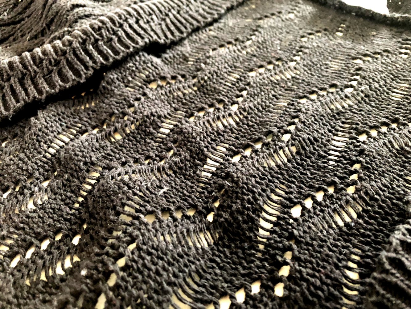 Schwarzer Strickbolero